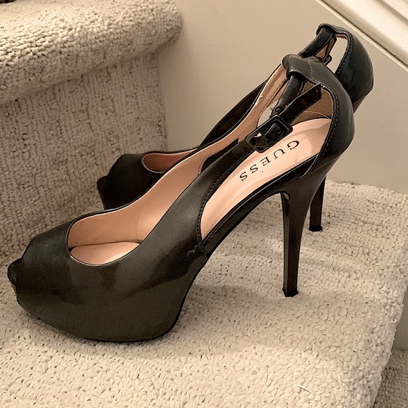 No box, right shoe has heat damage inside, outside is in excellent condition. - Picture 1 of 6